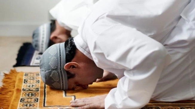Ilustrasi foto sujud. (freepik)