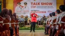  Bupati Jember, Hendy Siswanto, saat menyosialisasikan gerakan 'Stop Kekerasan pada Anak' kepada para pelajar dan guru di SMK 1 Pancasila dan SMA Negeri Ambulu, Kamis, 19 September 2024. Foto: jemberkab.go.id