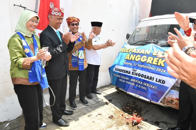Menteri Desa PDTT saat menghadiri acara pelepasan ekspor bunga anggrek ke Florida, AS. Foto: Wening/Humas Kemendes PDTT