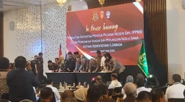 
Penandatanganan naskah Perjanjian Kerja Sama (PKS) antara Jaksa Agung Muda Bidang Tindak Pidana Umum (Jampidum) dan Direktorat Jenderal Kebudayaan Kemendikbudristek (Ditjen Kebudayaan), tentang Penguatan dan Sinergisitas Penyidik Pegawai Negeri Sipil pada Kementerian/Lembaga, pada Selasa Pagi, di Hotel Le Meridien, Jakarta, (3/9/2024). Foto: Kemendikbudristek