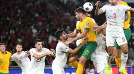 Pesepak bola Timnas Indonesia Rizky Ridho (kedua kanan) berebut bola di udara dengan pesepak bola Timnas Australia Cameron Burgess (ketiga kanan) pada laga Grup C putaran ketiga Kualifikasi Piala Dunia 2026 Zona Asia di Stadion Utama Gelora Bung Karno, Senayan, Jakarta, Selasa (10/9/2024). ANTARA FOTO/Hafidz Mubarak
