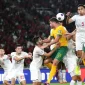 Pesepak bola Timnas Indonesia Rizky Ridho (kedua kanan) berebut bola di udara dengan pesepak bola Timnas Australia Cameron Burgess (ketiga kanan) pada laga Grup C putaran ketiga Kualifikasi Piala Dunia 2026 Zona Asia di Stadion Utama Gelora Bung Karno, Senayan, Jakarta, Selasa (10/9/2024). ANTARA FOTO/Hafidz Mubarak
