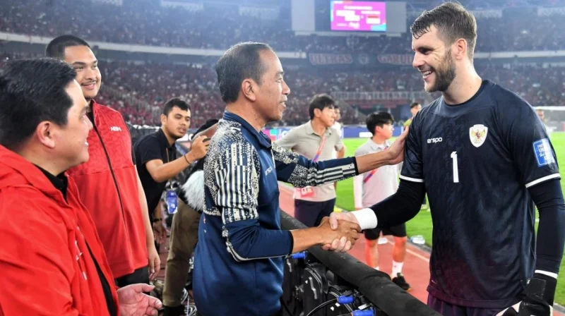 Presiden Joko Widodo menyaksikan pertandingan tim nasional sepak bola Indonesia melawan Australia di Stadion Utama Gelora Bung Karno, Jakarta, pada Selasa malam, 10 September 2024. Foto: Vico/BPMI Setpres