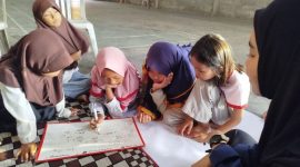 Antusiasme anak-anak saat mengikuti Bimbel yang diadakan mahasiswa KKN UIN Walisongo Posko 26 di Dusun Sumberahayu. Foto: KKN UIN Walisongo Posko 26