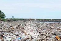 Ilustrasi gambar tumpukan sampah di Pantai Labuhan Haji, Desa Labuhan Haji, Kecamatan Labuhan Haji.  Foto: Lombokpost