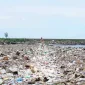 Ilustrasi gambar tumpukan sampah di Pantai Labuhan Haji, Desa Labuhan Haji, Kecamatan Labuhan Haji.  Foto: Lombokpost