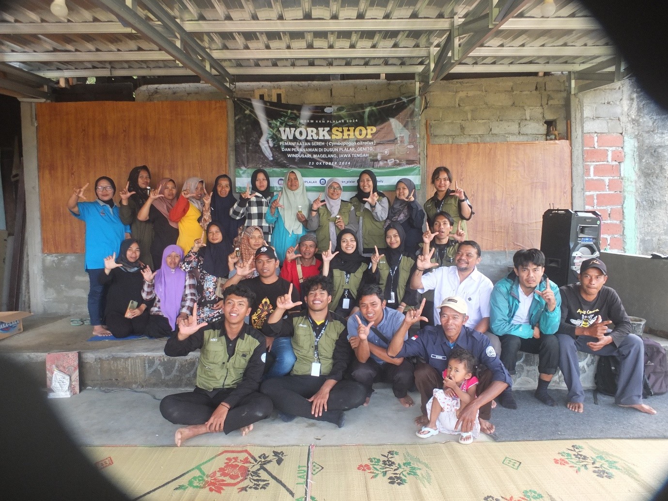 Foto bersama di Workshop Pemanfaatan Sereh dan Penanaman di Dusun Plalar. Foto: Tim MBKM KKN UNS Plalar