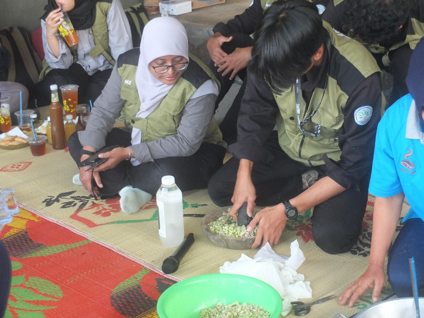 Kegiatan pembuatan Minyak Sereh. Foto: Tim MBKM KKN UNS Plalar