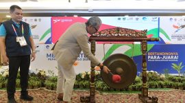 Ketua Media Center PEPARNAS XVII Solo 2024 Kominfo Andi Muslim memukul gong peresmian Media Center disaksikan Ketua Pelaksana PEPARNAS XVII Solo 2024 DB Susanto. Foto: Amiri Yandi/InfoPublik
