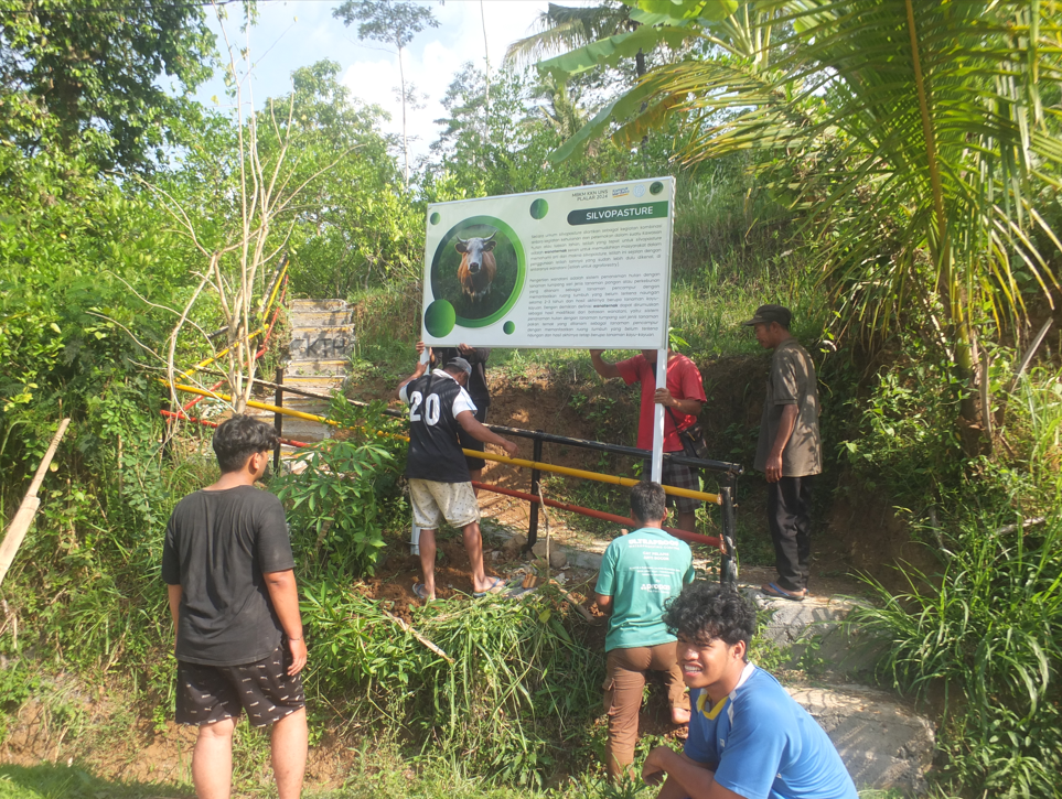 Pemasangan papan informasi dan larangan berburu. Foto: Tim MBKM KKN UNS