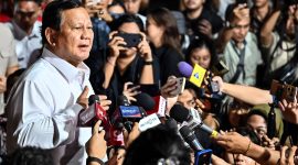 Presiden terpilih Prabowo Subianto (kiri) menyampaikan keterangan pers usai melakukan pertemuan dengan sejumlah tokoh di kediamannya di Kertanegara, Jakarta Selatan, Senin (14/10/2024) (Foto: ANTARA/Aprillio Akbar/Spt)