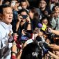 Presiden terpilih Prabowo Subianto (kiri) menyampaikan keterangan pers usai melakukan pertemuan dengan sejumlah tokoh di kediamannya di Kertanegara, Jakarta Selatan, Senin (14/10/2024) (Foto: ANTARA/Aprillio Akbar/Spt)