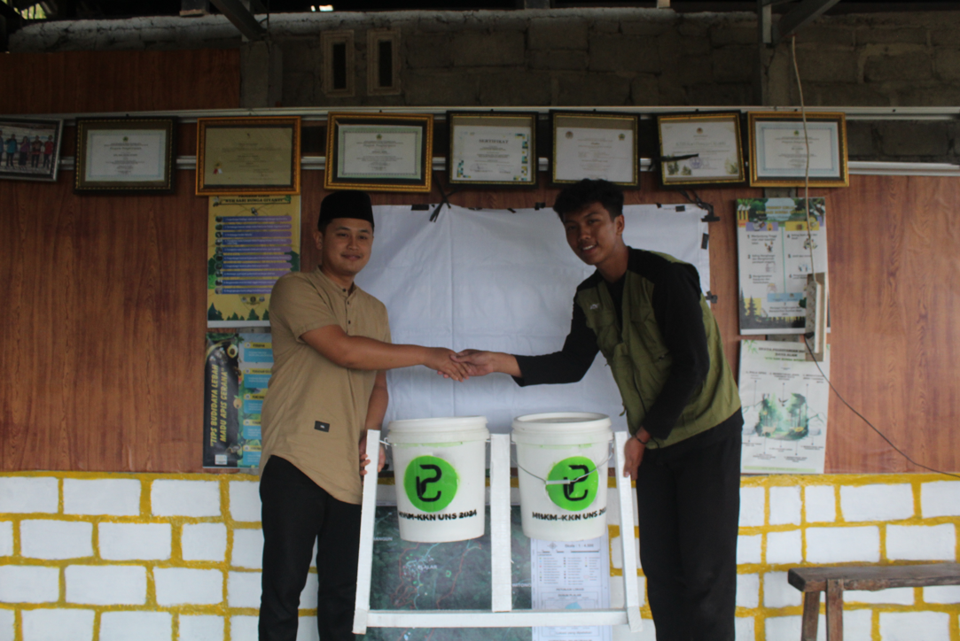 Serah terima peta persebaran stup lebah madu dan bak sampah. Foto: Tim MBKM KKN UNS