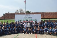 Mahasiswa KKN Reguler 83 Kecamatan Ambarawa berfoto bersama dengan Bapak Dewanto selaku Plt. Camat Ambarawa, Kabupaten Semarang pada (22/10/2024). (Foto: KKN Reguler 83 Posko 5 UIN Walisongo)