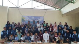 Mahasiswa KKN Reguler 83 Posko 5 berfoto bersama dengan Lurah, Takmir Masjid, Ketua RW dan peserta lomba Hari Santri Nasional di Kelurahan Lodoyong pada (27/10/2024). Foto: KKN UIN Walisongo Posko 5