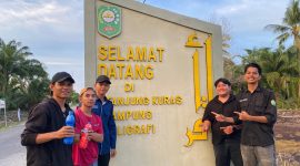 Dokumentasi bersama setelah peremajaan Tugu Selamat Datang di Kampung Tanjung Kuras. Foto: Kukerta MBKM FISIP UNRI Kampung Tanjung Kuras