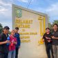 Dokumentasi bersama setelah peremajaan Tugu Selamat Datang di Kampung Tanjung Kuras. Foto: Kukerta MBKM FISIP UNRI Kampung Tanjung Kuras