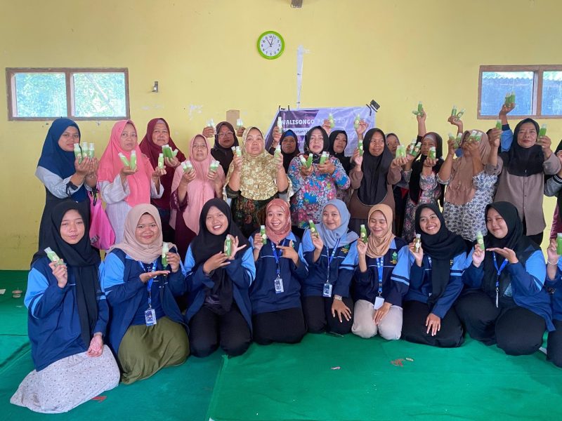 Foto bersama setelah pelatihan pembuatan sabun alami. Foto: KKN Reguler 83 UIN Walisongo Posko 20