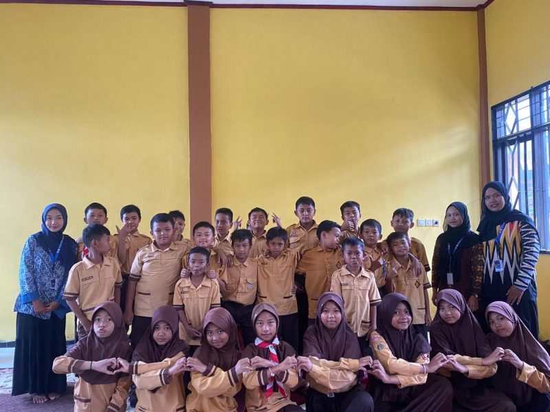 Foto bersama setelah sosialisasi cegah kenakalan remaja. Foto: mahasiswa KKN UIN Walisongo Reguler 83 Posko 20