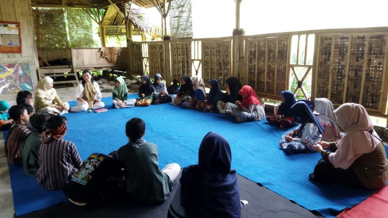 Kegiatan belajar di omah sawah. Foto: Mahasiswa KKN posko 20 UIN Walisongo Semarang