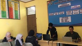 Mahasiswa KKN MBKM FISIP UNRI saat membantu penerbitan NIB pelaku UMKM di Kampung Tanjung Kuras. Foto: KKN MBKM FISIP UNRI Kampung Tanjung Kuras