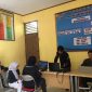 Mahasiswa KKN MBKM FISIP UNRI saat membantu penerbitan NIB pelaku UMKM di Kampung Tanjung Kuras. Foto: KKN MBKM FISIP UNRI Kampung Tanjung Kuras