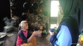 Mahasiswa KKN Posko 26 UIN Walisongo saat melakukan kunjungan UMKM gula aren di Dusun Wonokerso, Desa Sumberahayu. Foto: KKN Posko 26 UIN Walisongo