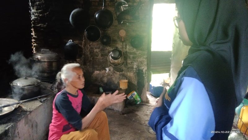 Mahasiswa KKN Posko 26 UIN Walisongo saat melakukan kunjungan UMKM gula aren di Dusun Wonokerso, Desa Sumberahayu. Foto: KKN Posko 26 UIN Walisongo