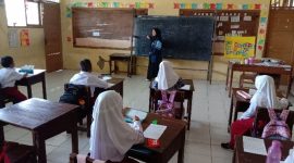 Mahasiswa KKN UIN Walisongo Posko 26 saat kegiatan belajar mengajar di SD Negeri 2 Sumberahayu. Foto: KKN UIN Walisongo Posko 26