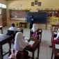 Mahasiswa KKN UIN Walisongo Posko 26 saat kegiatan belajar mengajar di SD Negeri 2 Sumberahayu. Foto: KKN UIN Walisongo Posko 26
