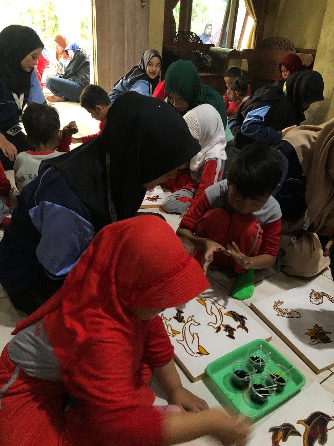 Para siswa antusias dan menikmati kegitan membantik. Foto: Posko 28 KKN Reguler 83 UIN Walisongo Semarang