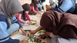 Proses pembuatan ecoprint yang didampingi kakak-kakak KKN Posko 28. Foto: KKN Reguler 83 UIN Walisongo Posko 28