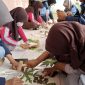 Proses pembuatan ecoprint yang didampingi kakak-kakak KKN Posko 28. Foto: KKN Reguler 83 UIN Walisongo Posko 28