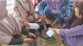 Proses pembuatan sabun yaitu menambahkan bahan baku ke dalam wadah dan dilakukan pengadukan. Foto: KKN Reguler 83 UIN Walisongo Posko 28