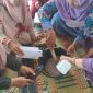 Proses pembuatan sabun yaitu menambahkan bahan baku ke dalam wadah dan dilakukan pengadukan. Foto: KKN Reguler 83 UIN Walisongo Posko 28