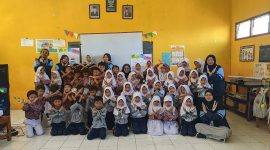 Mahasiswa KKN Posko 21 UIN Walisongo bersama siswa-siswi SD Negeri Pagertoya. Foto: Mahasiswa KKN Posko 21 UIN Walisongo