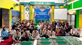 Dokumentasi bersama setelah pelaksanaan public speaking dan leadership di Pondok Pesantren Darul Najah. Foto:  Mahasiswa Universitas Amikom Yogyakarta