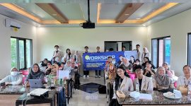 Foto bersama peserta workshop desain grafis dan fotografi produk di Aula Kalurahan Triharjo, Sabtu (30/11/2024). Foto: Kelompok Proyek Sosial Angkatan 2022 Universitas Amikom Yogyakarta.