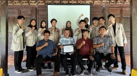 Penyerahan komponen desain kepada pihak Puri Mataram. Foto: Fladintya Rachel