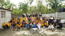 Senam pagi Bersama pengurus LKS Raharja dan para lansia desa kedungkeris. Foto: Kelompok proyek sosial mahasiswa Universitas Amikom Yogyakarta