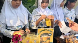 Siswa saat mencoba mempromosikan dagangannya. Foto: Tim Mahasiswa Kampus Mengajar 8 SDN Kendalrejo