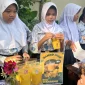 Siswa saat mencoba mempromosikan dagangannya. Foto: Tim Mahasiswa Kampus Mengajar 8 SDN Kendalrejo