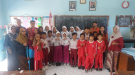 Dokumentasi bersama Tim Pengabdian Universitas Pignatelli Triputra dengan para siswa SD Negeri 1 Trayu. Foto: Tim Pengabdian Universitas Pignatelli Triputra