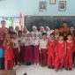 Dokumentasi bersama Tim Pengabdian Universitas Pignatelli Triputra dengan para siswa SD Negeri 1 Trayu. Foto: Tim Pengabdian Universitas Pignatelli Triputra
