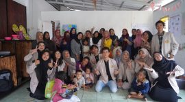 Foto bersama peserta seminar “Penggunaan Gadget untuk Anak” di Sekolah Gajahwong Jumat (22/11/2024). Foto: tim pelaksana seminar mahasiswa Ilmu Komunikasi Universitas Amikom Yogyakarta