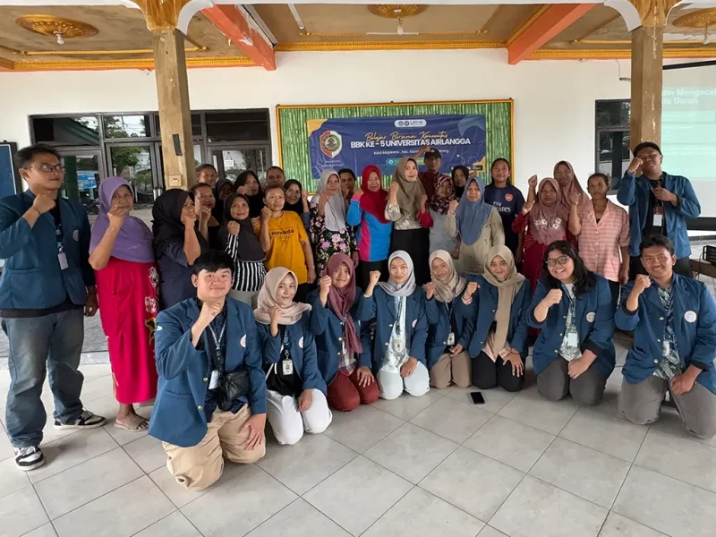 Foto bersama Tim Mahasiswa BBK 5 Unair, Nakes, dan warga Desa Bening. (doc. pribadi)