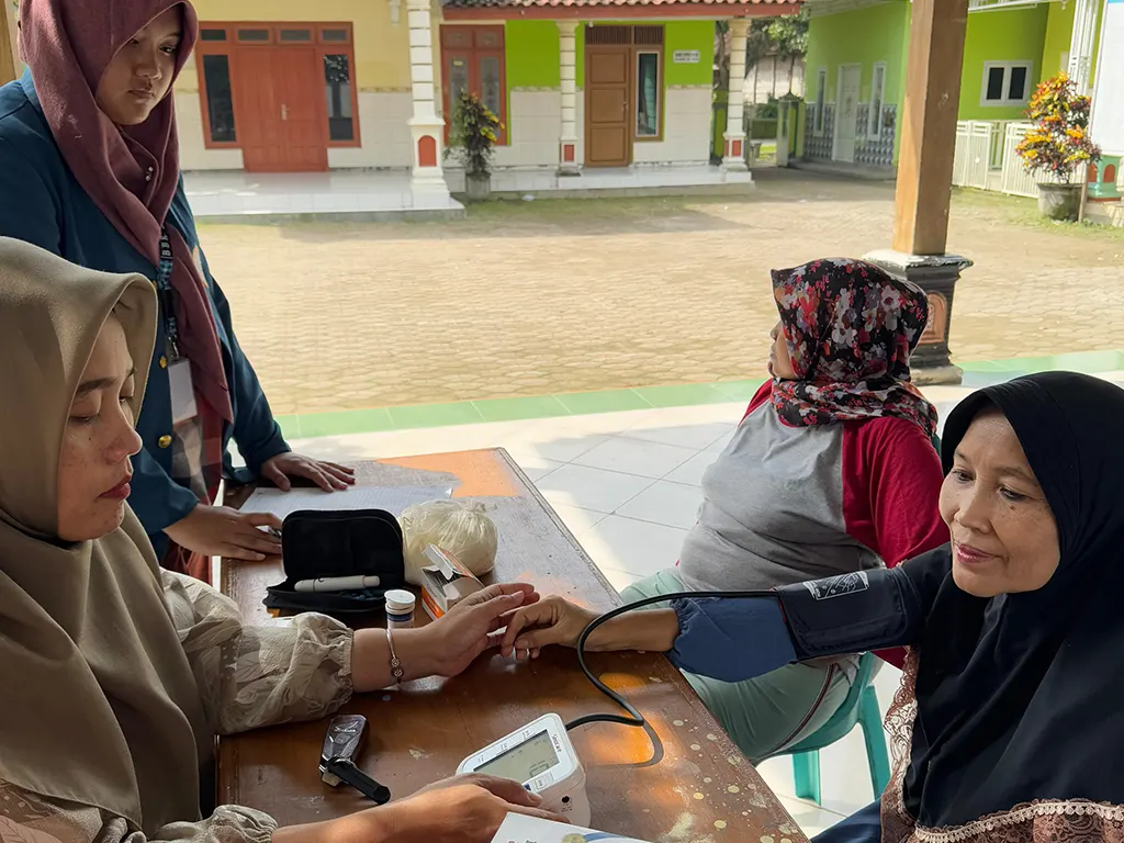 Pendataan tensi dan gula darah warga Desa Bening. (doc. pribadi)