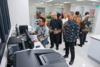 Rektor UI, Prof. Dr. Ir. Heri Hermansyah, S.T., M.Eng., IPU, meresmikan lima laboratorium—Energy Transition Laboratory (ETL), Sustainable Energy System Laboratory (SESL), Electric Vehicle Testing Laboratory (EV Testing Lab), Environmental and Conservation Laboratory (ECL), dan Indonesia Climate Modeling and Policy Hub (I-CLIMB). Foto: Humas UI
