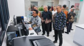 Rektor UI, Prof. Dr. Ir. Heri Hermansyah, S.T., M.Eng., IPU, meresmikan lima laboratorium—Energy Transition Laboratory (ETL), Sustainable Energy System Laboratory (SESL), Electric Vehicle Testing Laboratory (EV Testing Lab), Environmental and Conservation Laboratory (ECL), dan Indonesia Climate Modeling and Policy Hub (I-CLIMB). Foto: Humas UI