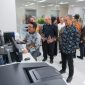 Rektor UI, Prof. Dr. Ir. Heri Hermansyah, S.T., M.Eng., IPU, meresmikan lima laboratorium—Energy Transition Laboratory (ETL), Sustainable Energy System Laboratory (SESL), Electric Vehicle Testing Laboratory (EV Testing Lab), Environmental and Conservation Laboratory (ECL), dan Indonesia Climate Modeling and Policy Hub (I-CLIMB). Foto: Humas UI